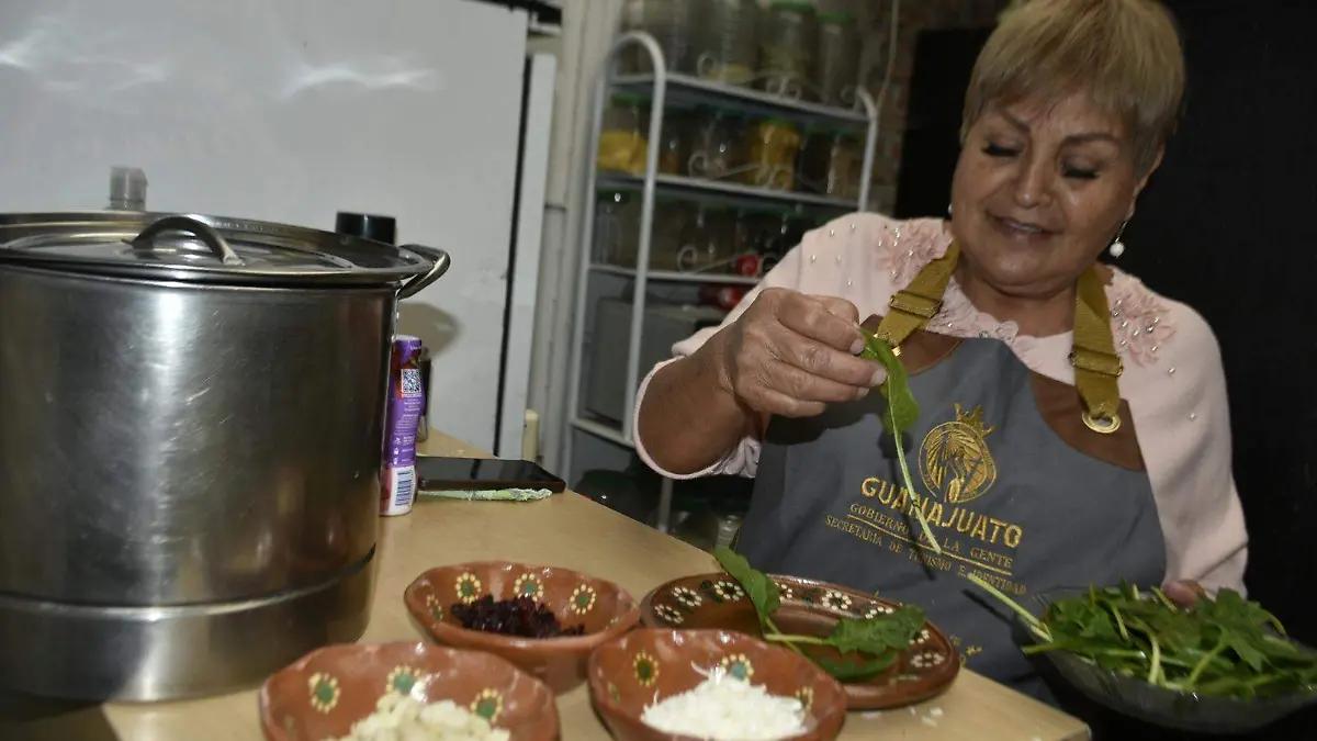 Cocinera Tradicional de Celaya crea tamal de coco en espejo de cajeta