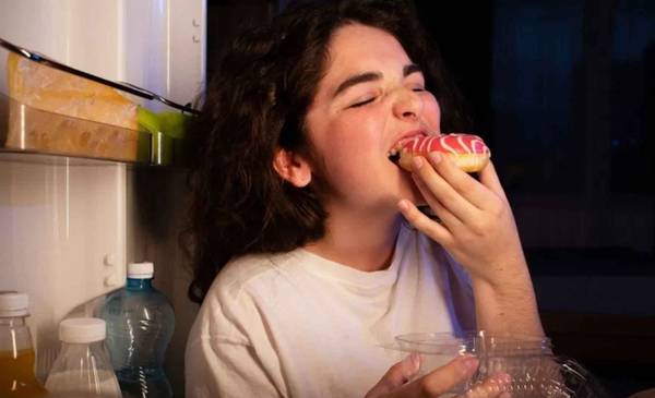 ¿Tenés antojos a la noche? Las 3 razones más probables