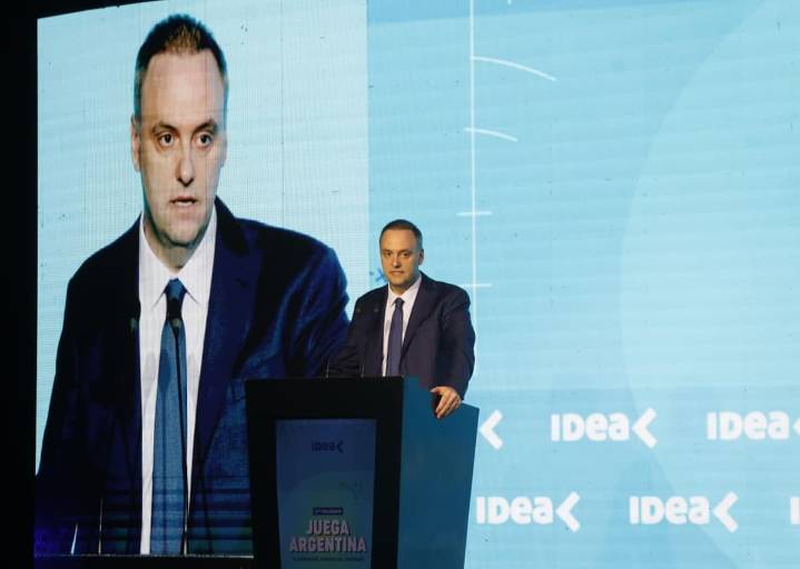 Mensaje oficial. Adorni llevó a IDEA el compromiso de Milei con las reformas laboral e impositiva