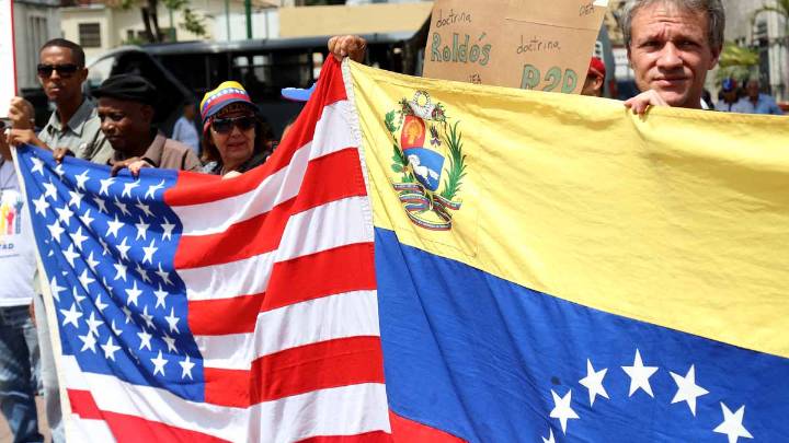 Supreme Court lets Trump strip protections from more than 300,000 Venezuelan migrants