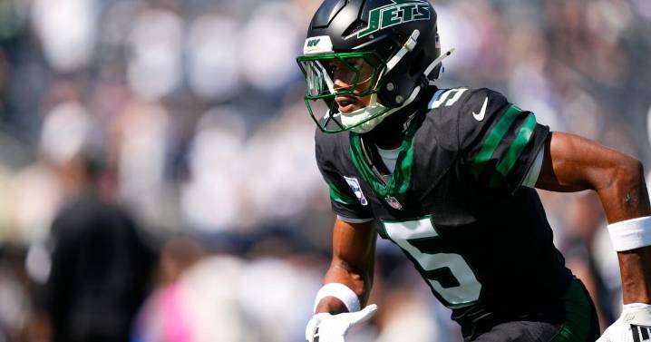 Jets' Garrett Wilson sidelined against Panthers with knee injury, misses first NFL game