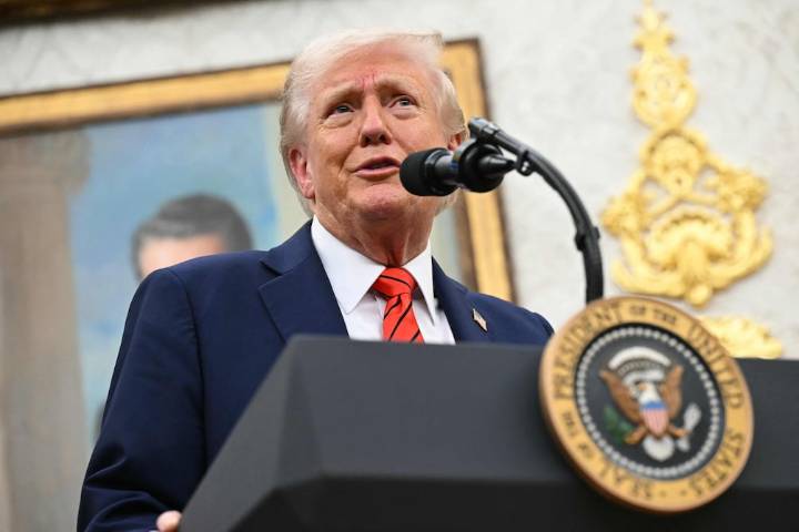 Donald Trump anuncia arancel adicional de 100% contra China y pone en duda reunión con Xi Jinping