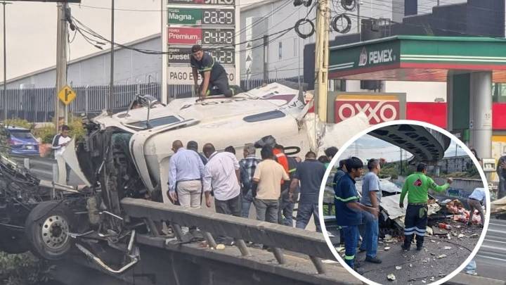 MOMENTO EXACTO en que tráiler cae de puente vehicular; el conductor sobrevivió de milagro