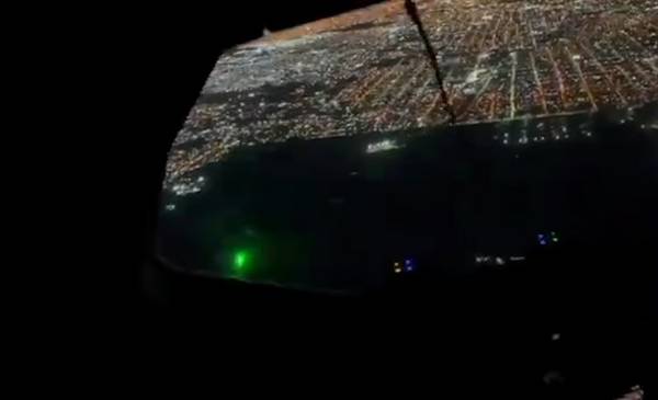 Denuncian que apuntan con láser a los aviones cuando aterrizan en el Aeropuerto de Ezeiza