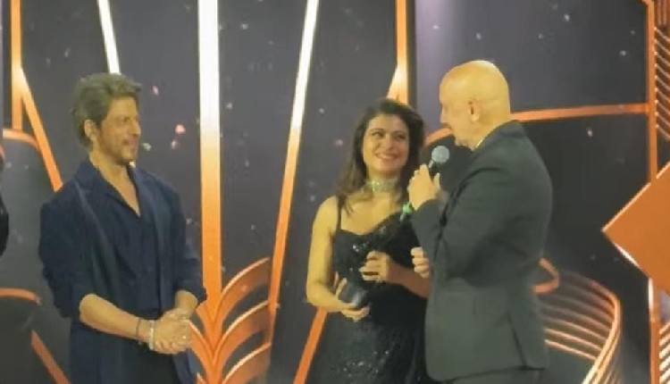SRK, Kajol, Anupam Kher Reunite At Filmfare, Recreating DDLJ Magic