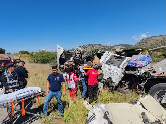 Padre e hijo, lesionados en impresionante accidente de un tráiler
