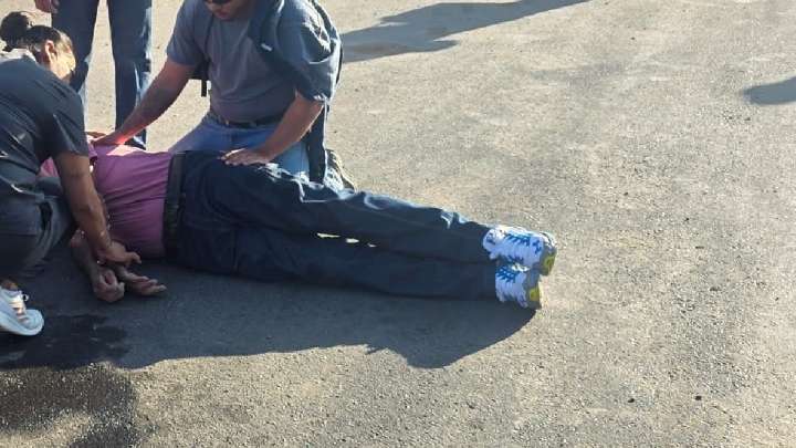 Hombre cae de camión de la ruta Dalias en movimiento y termina con grave lesión en el cráneo