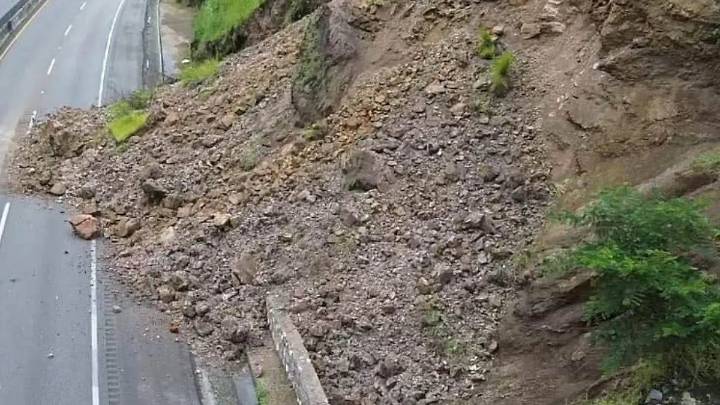 SICT reporta dos carreteras federales bloqueadas en Puebla; trabajan en reabrirlas