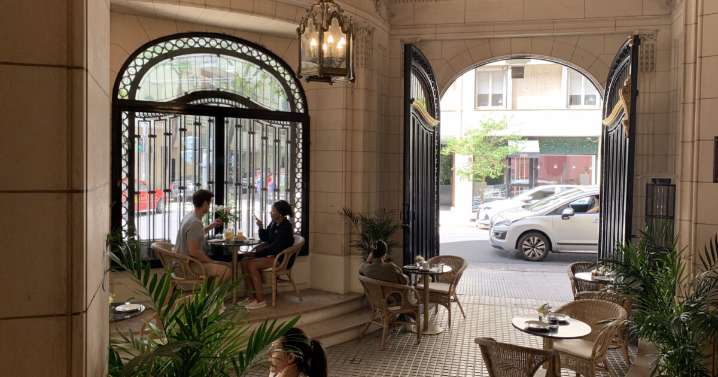 Cómo es Palacio Basavilbaso, la cafetería de Recoleta que revive la Belle Époque y acaba de reabrir"con una vuelta sutil"
