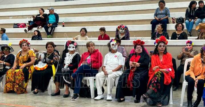 Adultos Mayores preparan la fiesta de tradición del Día de Muertos en Ciudad Madero