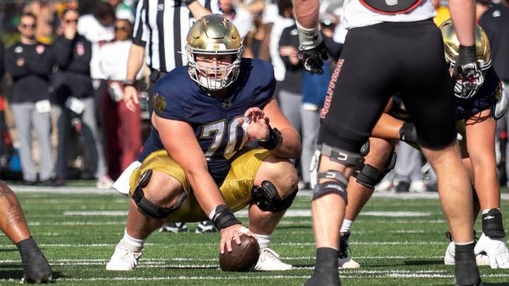 Notre Dame loses center Craig for season to knee injury