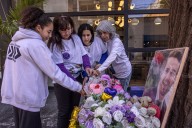 A un año de su muerte, fanáticas dejan flores, fotos y cartas para Liam Payne en un altar en Palermo