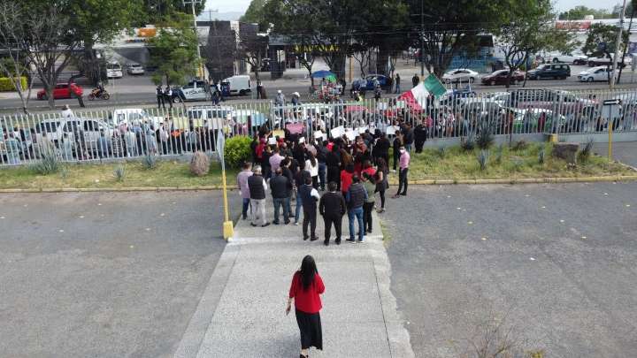 Doble manifestación en el SAT de León: campesinos exigen precios justos y empleados, justicia laboral