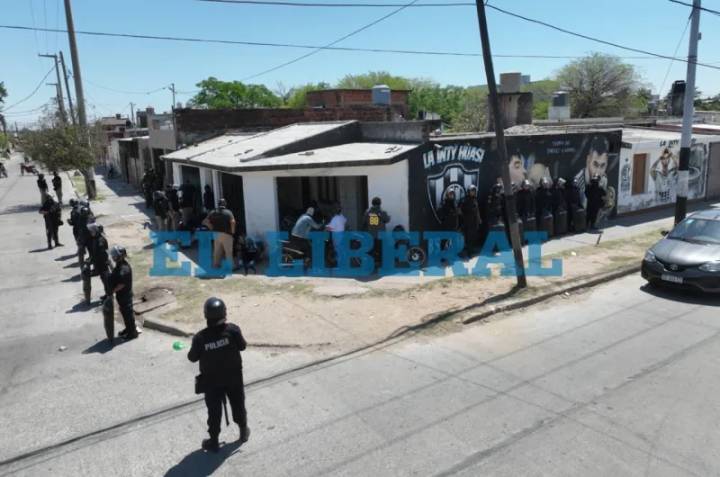 Duro golpe al narcomenudeo en el barrio Sarmiento: cinco detenidos, droga y millones en efectivo