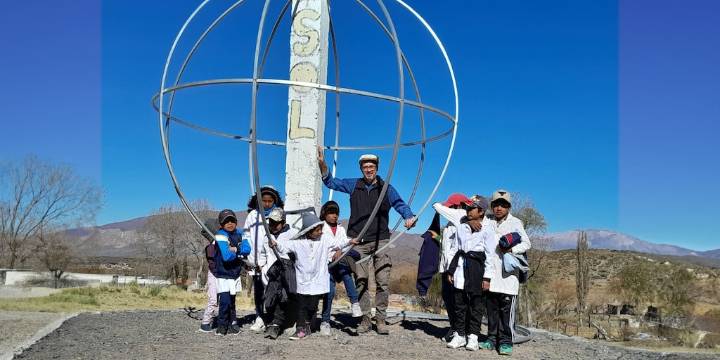 Es profesor de Física y construyó un sistema solar a escala en un paraje remoto de Salta: “Es como un viacrucis de los planetas”