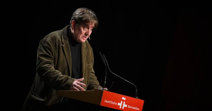 Salvador Illa premia a García Montero por difundir la cultura catalana desde el Instituto Cervantes
