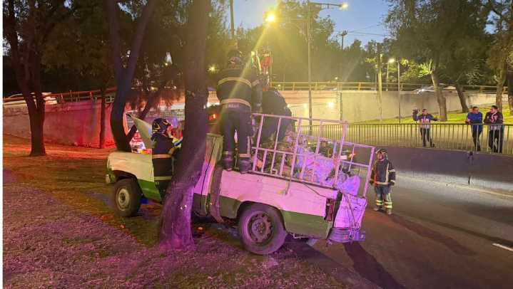 Camioneta con mazorcas pierde el control y choca contra árbol en Viaducto; conductor sale iles...