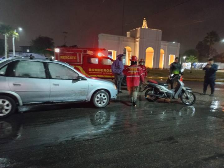 Choque entre auto y moto en la zona sur dejó una mujer con lesiones leves