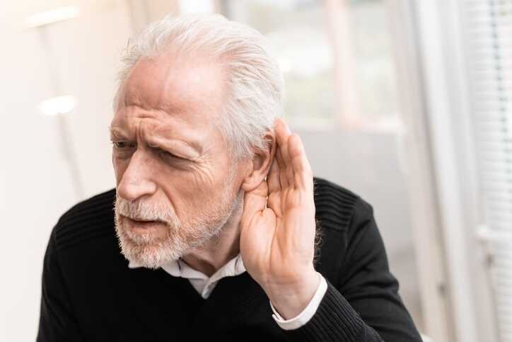 Un estudio relaciona la pérdida auditiva con los problemas cognitivos y de equilibrio en mayores