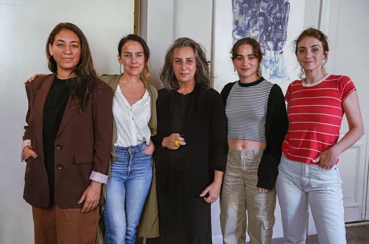 Opresión religiosa y la búsqueda de justicia en "Cautiva
