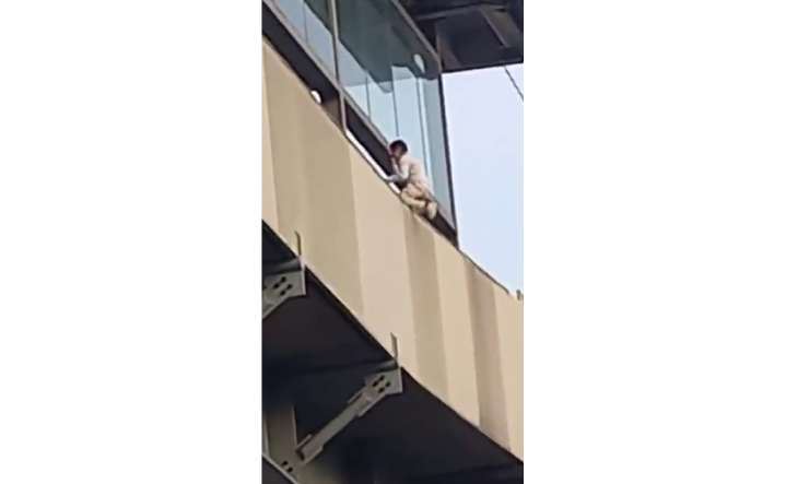 Rescatan a hombre que amenazaba con lanzarse desde estación de Línea 12 del Metro