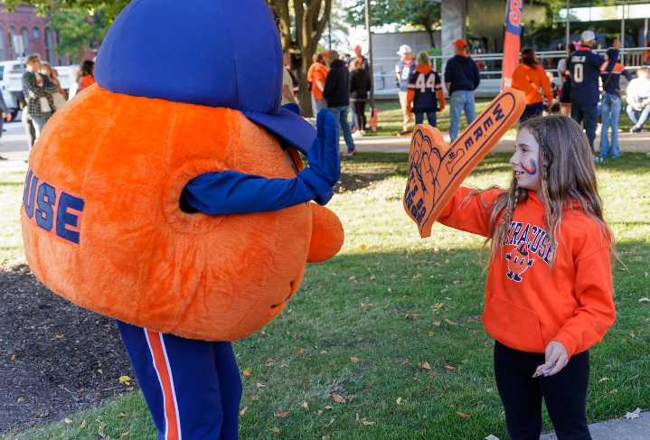 What was attendance for Syracuse football vs. Pittsburgh?