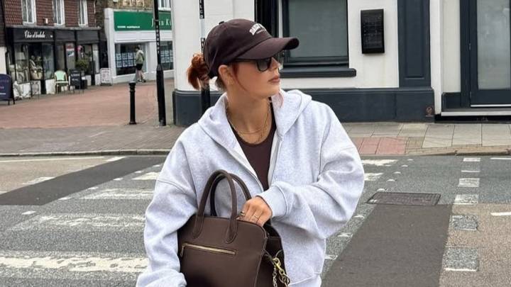 Bershka tiene el chándal más práctico para bajitas: con largo a elegir y corte favorecedor