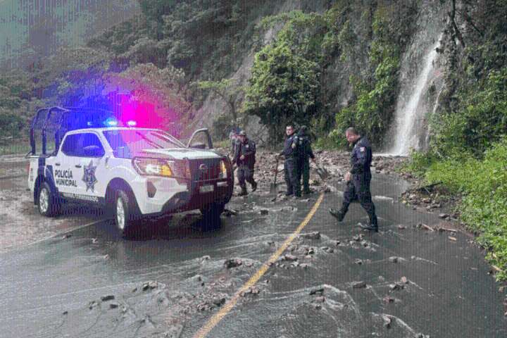 Derrumbe bloquea carretera en Tlanchinol