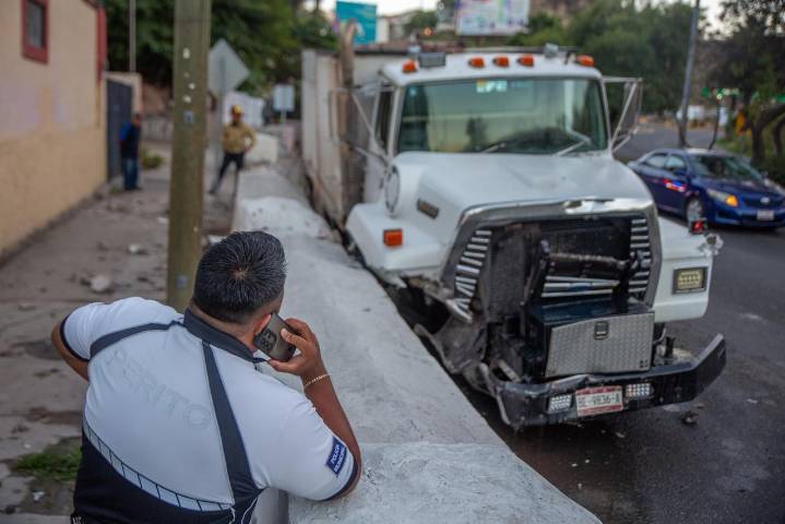 Chofer evita una tragedia tras quedarse sin frenos en plena bajada del Bulevar Fundadores