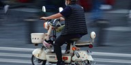 Casco, placas y cero distracciones: así quiere cuidar la CDMX a quienes ruedan con batería