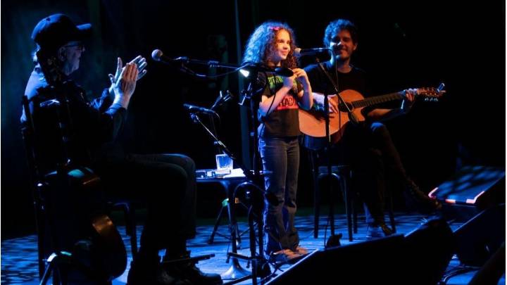 Tiene nueve años, grabó con León Gieco y la invitó a participar de un show solidario en La Trastienda de Buenos Aires
