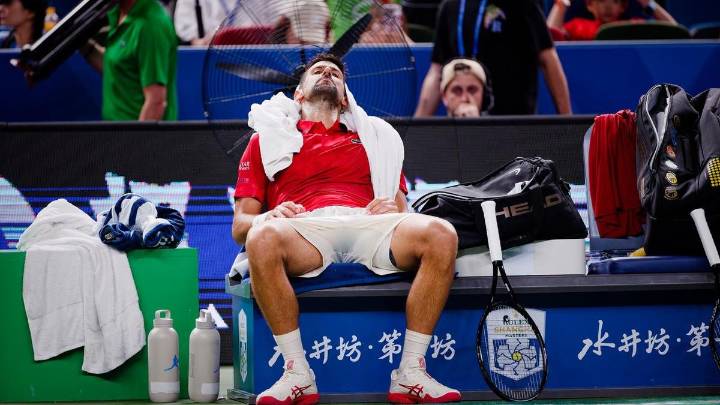 Djokovic collapses in Shanghai sweatbox but still wins