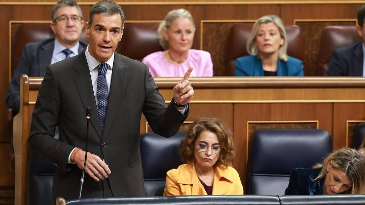Feijóo culpa a Sánchez de favorecer la corrupción y el presidente le descalifica como “la nada”