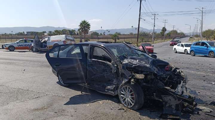 Conductor ebrio causa fuerte choque en Torreón; dos vehículos quedaron destruidos