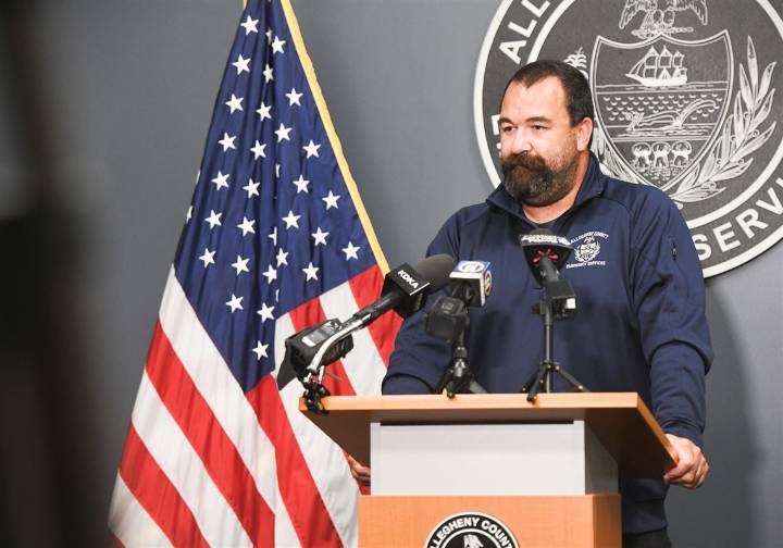 Emergency dispatchers team up with passersby to save two people from burning cars