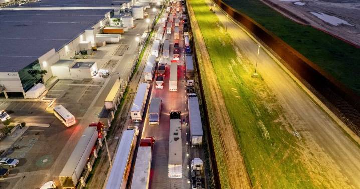Trump firma decreto sobre nuevos aranceles a camiones y autobuses importados