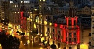 Valencia celebra el Día de la Hispanidad con una ciudad vestida de rojo y amarillo