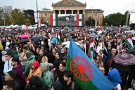 "No queremos morir por Ucrania". Miles marchan por Orban en Budapest mientras la oposición gana terreno y desafía su hegemonía