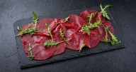 Carpaccio: la receta tradicional de las abuelas para disfrutar de un plato delicioso y económico en minutos