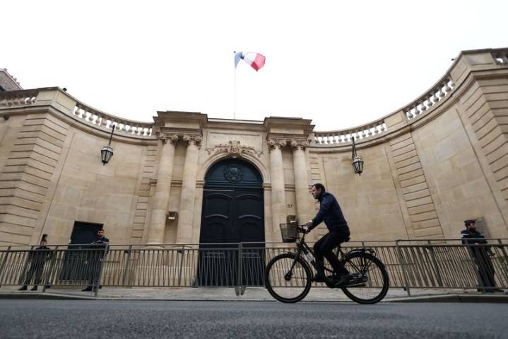 Explainer-Why French government's resignation pushes 2026 budget into danger zone