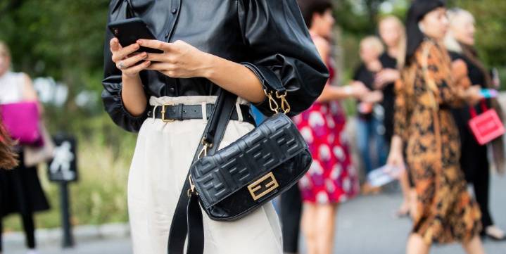 Regreso a los 90: historia del icónico Baguette de Fendi, el bolso que nació en la primera etapa de Maria Grazia Chiuri en Fendi