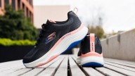 Skechers 'regala' sus zapatillas para mujer con descuentos de hasta el 63%