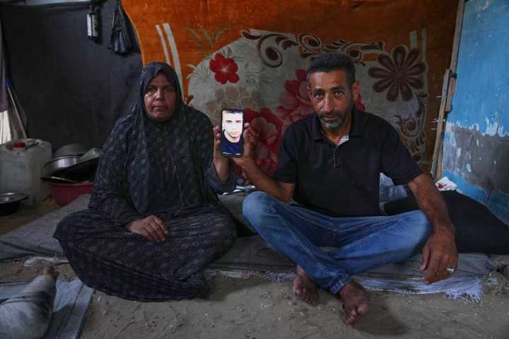 Miles de personas en Gaza siguen desaparecidas tras dos años de guerra. Las familias buscan pistas