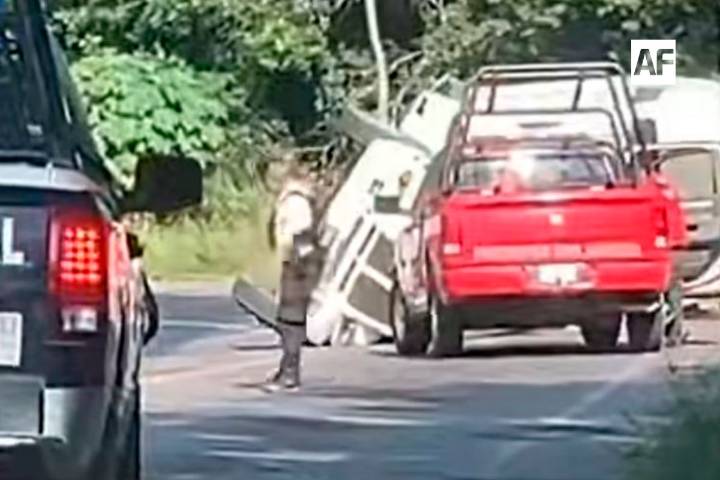 Volcadura de tráiler deja daños materiales en carretera libre Manzanillo