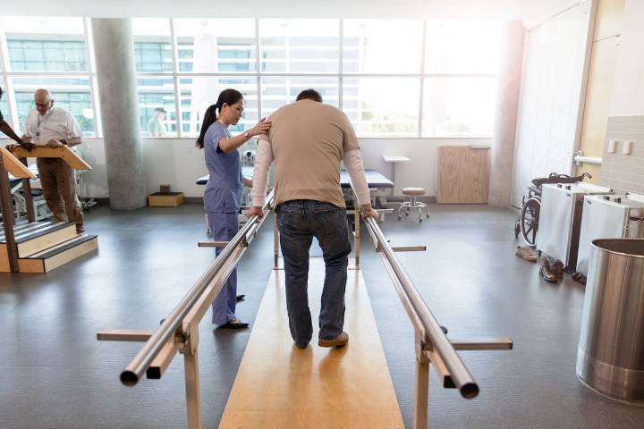 Hombre paralizado vuelve a caminar gracias a un fármaco experimental que regenera los nervios