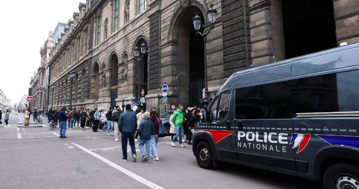 World Paris heist: Thieves steal 'inestimable' jewels from Louvre