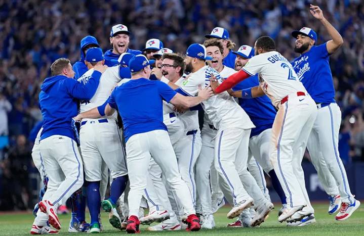 Blue Jays Secure World Series Spot With Dramatic Victory Over Mariners