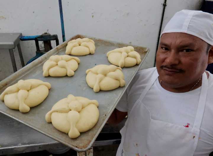 Prevén altas ventas de temporada, pese aumento al precio del pan de muerto