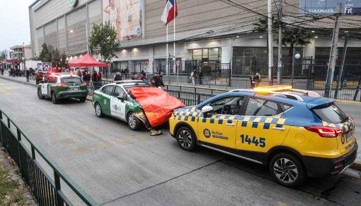 Carro de Carabineros colisiona con vehículo particular en Ñuñoa tras operativo por concierto de Guns N’ Roses