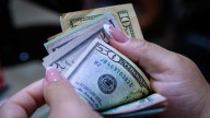 Pierde peso y dólar cierra así la semana